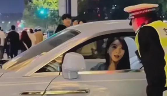 黄晓明前脚道歉叶珂后脚开劳斯莱斯被偶遇有人开车门状态佳